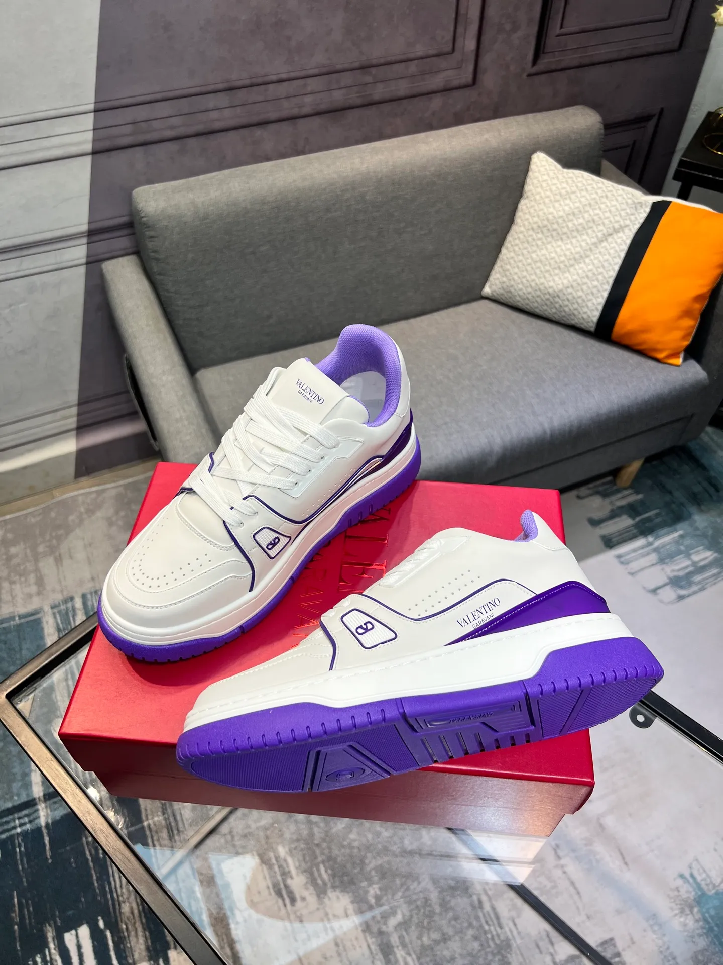 Men's Men's Shoes 💰660 Valentino 2023 early autumn new star shoes are now online! Wang Hedi and Ren Jialun have been worn by many celebrities. Who can refuse the same couple shoes as Wang Hedi! The design of Stars Stab My Heart is cool and spicy. The material of the shoes is cowhide, and every color is beautiful! Size 35-40, men’s size 39-44 (women’s 41, men’s 38, 45🉑️customized)